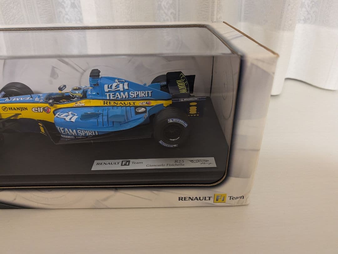 Hot Wheels ルノー F1 R25 ジャンカルロ・フィジケラ 1/18