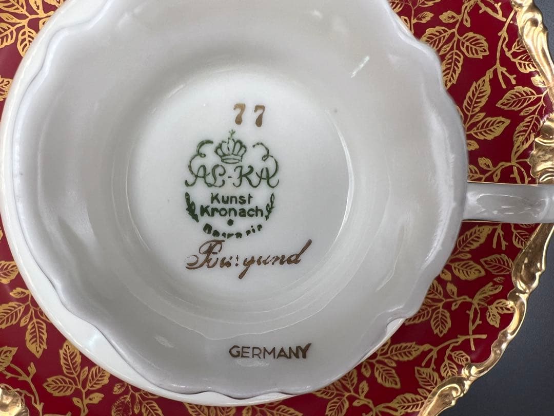 赤と金のティーカップ・ソーサーセット