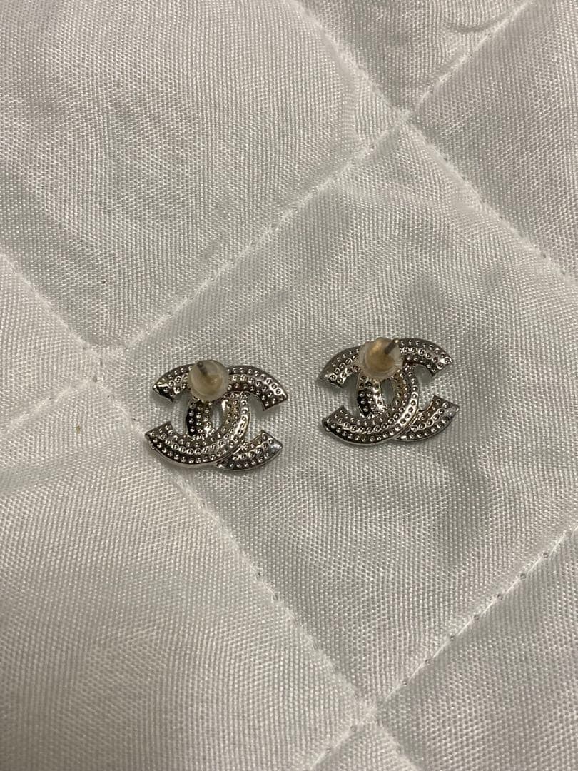 CHANEL シルバーロゴスタッドピアス