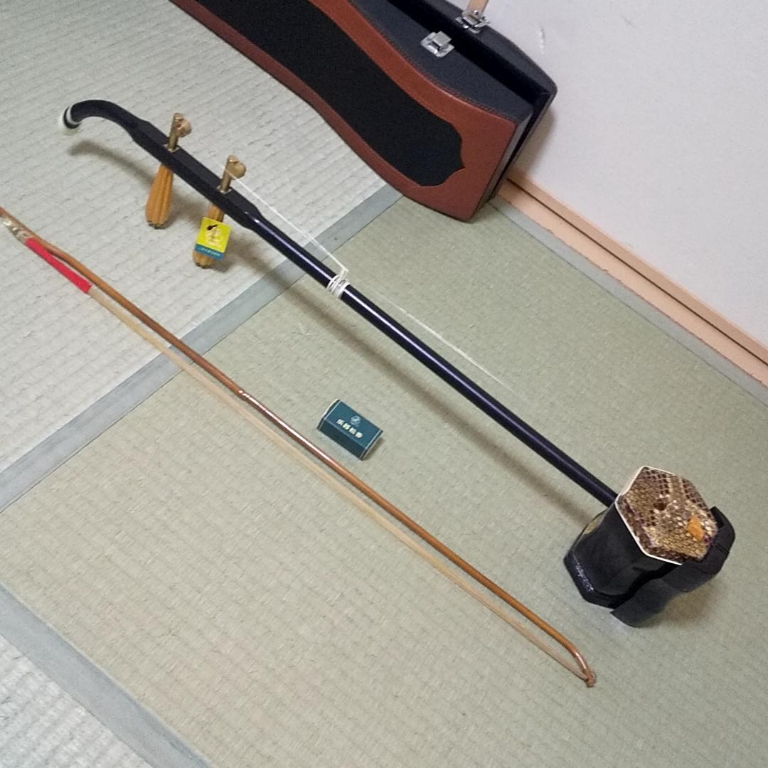 二胡 蛇皮 民族楽器 敦煌牌 上海 弓 ケース付き 弦楽器　六角筒