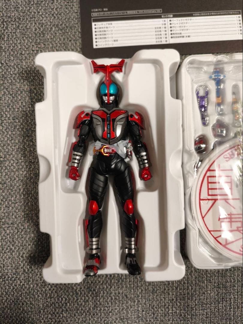 S.H.Figuarts真骨彫製法 仮面ライダーカブト ハイパーフォーム10th