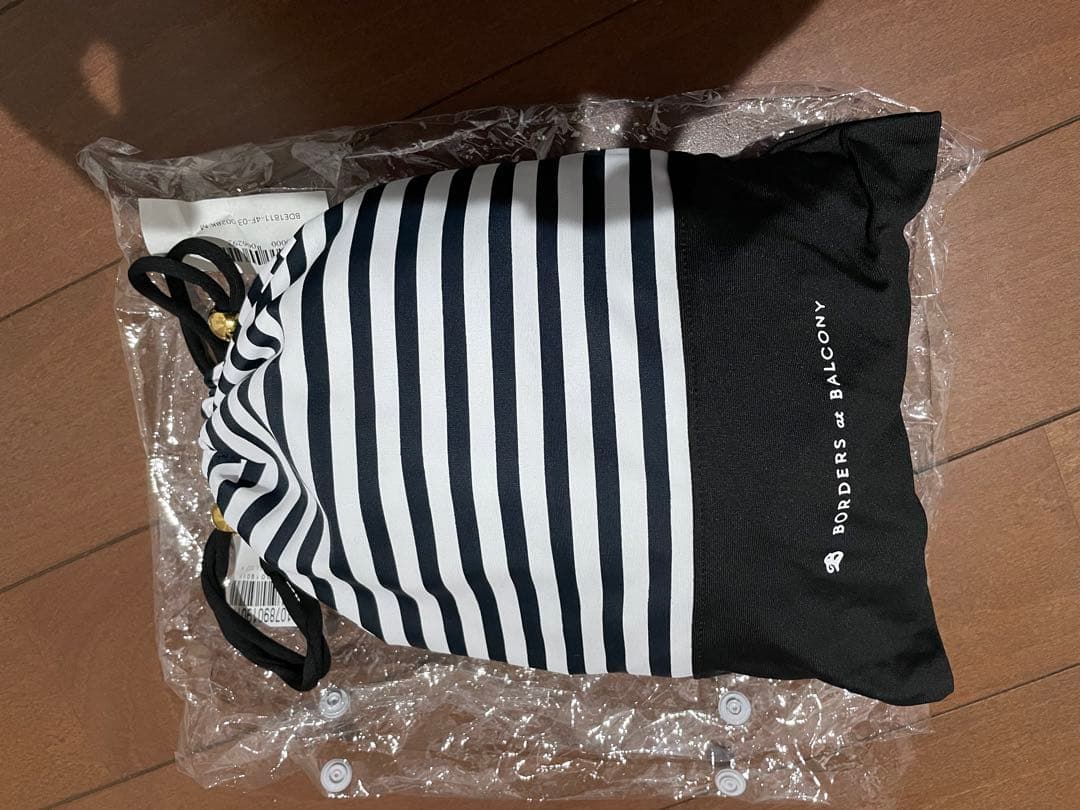 パンダ　フリル付きオフショルダー水着 ブラック　ボーダーズアットバルコニー