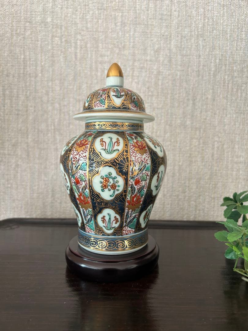 有田焼 古伊万里更紗 沈香壺 飾り壺 金彩多色花柄 箱あり - メルカリ