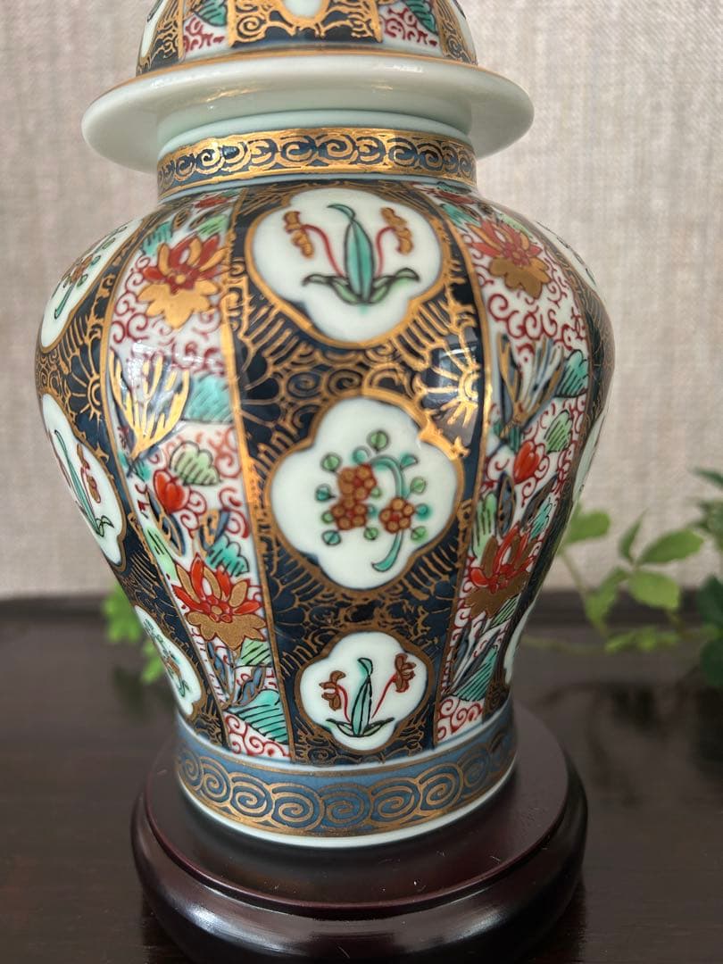 有田焼 古伊万里更紗 沈香壺 飾り壺 金彩多色花柄 箱あり - メルカリ