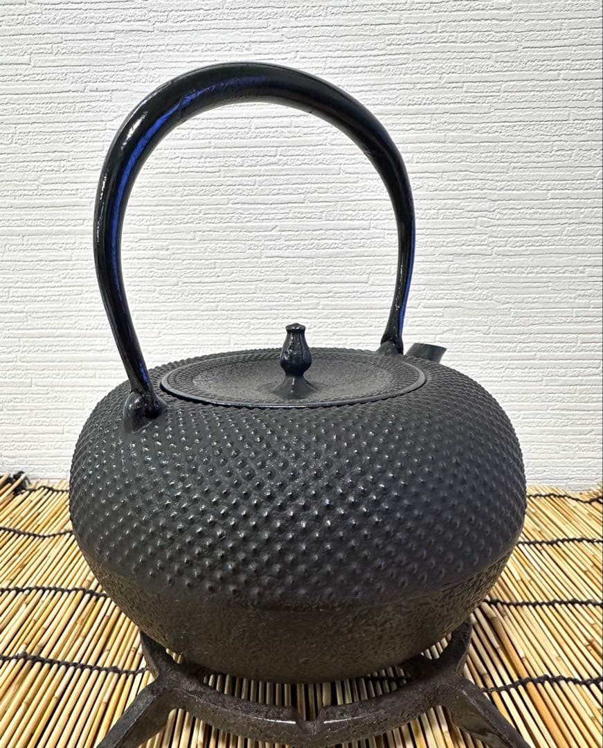 未使用品　南部伝統工芸士 及川寛治作　１８型姥口 アラレ　南部鉄瓶　南部鉄器