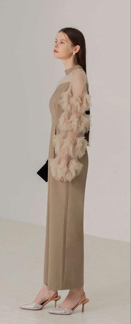 ラスト‼️値下げ　Leja 大人気　フリル袖付き　ベージュ パンツドレス　M