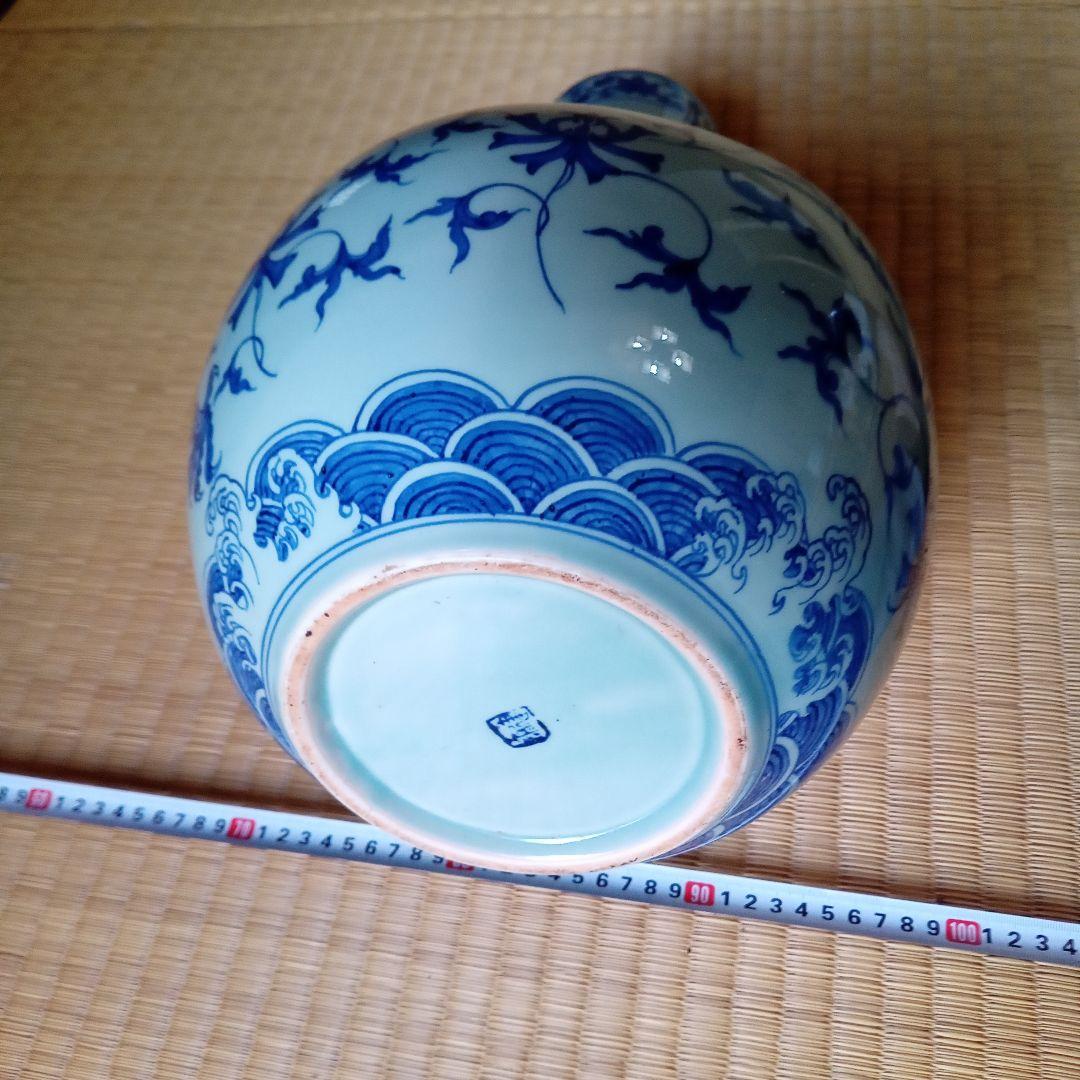 明代の壺　龍の絵　青花磁器