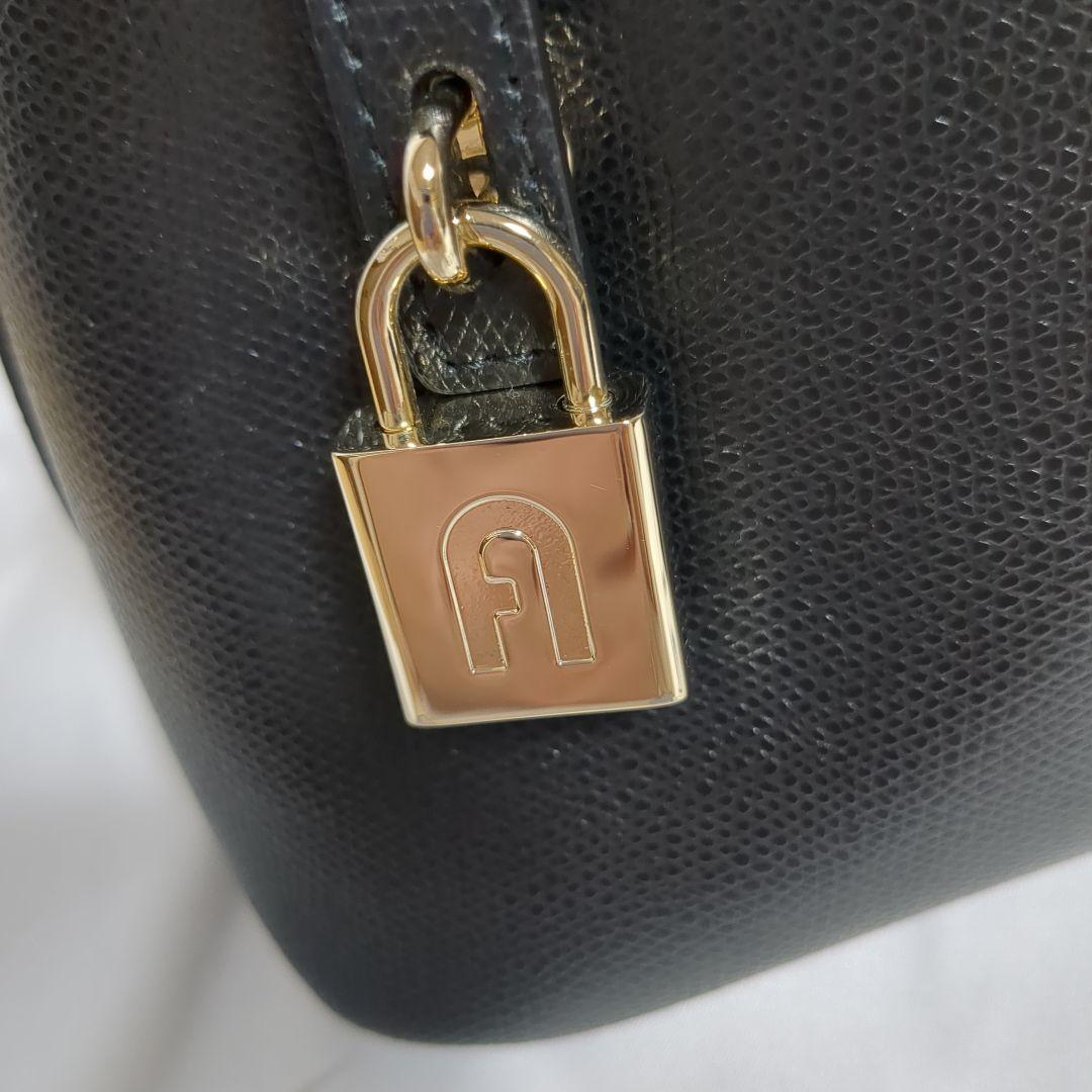 【美品】FURLA ブラック ハンドバッグ ショルダーストラップ付き