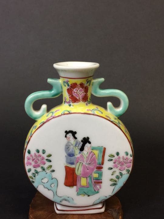 乾隆年製 粉彩 色絵 双耳 花卉人物瓶。年代物