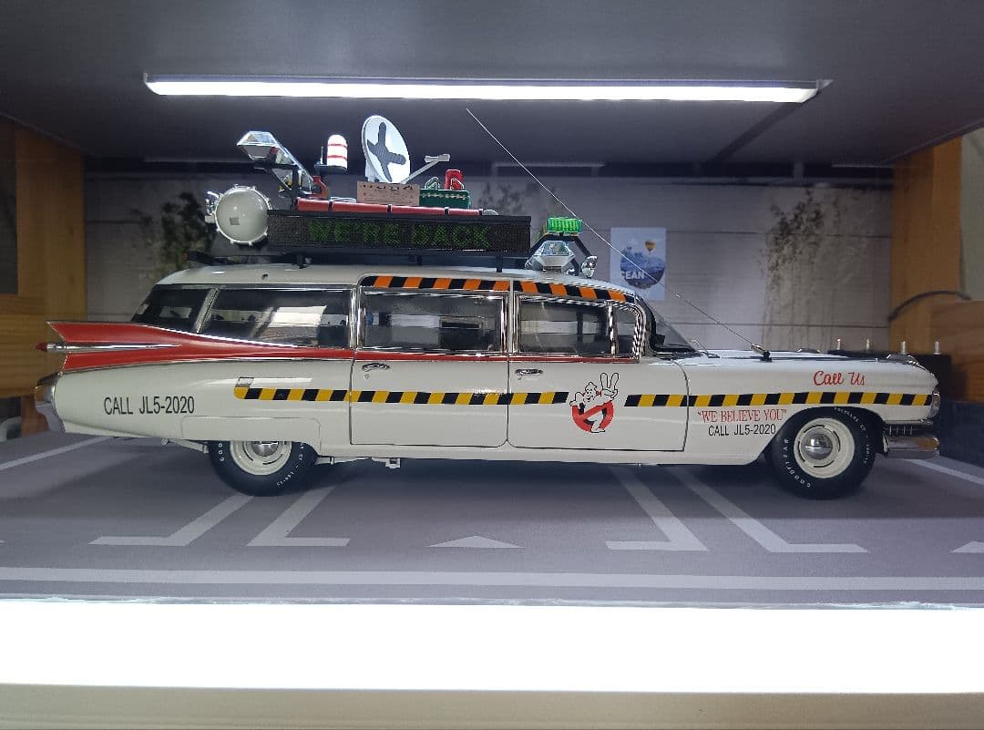PYOMARO　Hot Wheels 1/18 Ecto-1A
