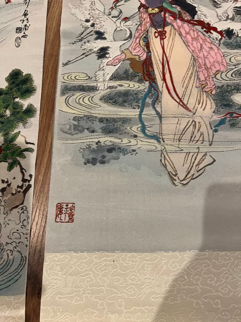 華三川が制作した『麻姑献寿』の絹織り絵で、杭州絹織工芸廠によって製造されたもの