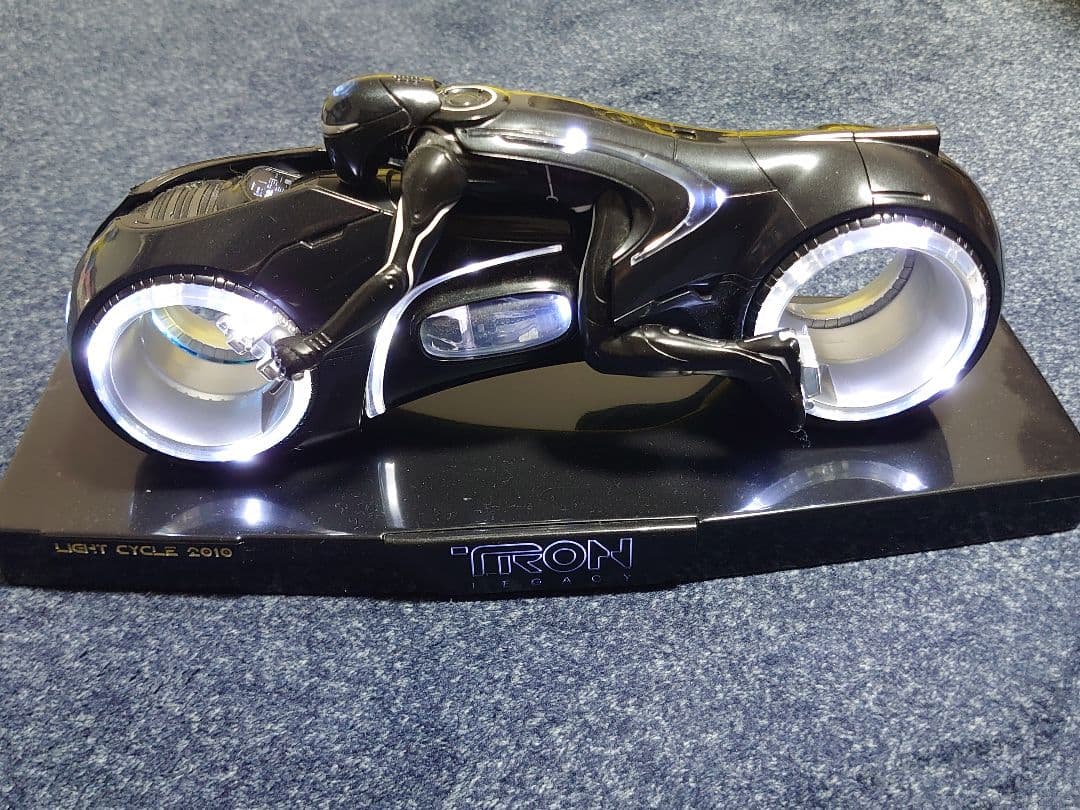 1/10 『TRON:LEGACY』 ライトサイクル ダイキャストフィギュア