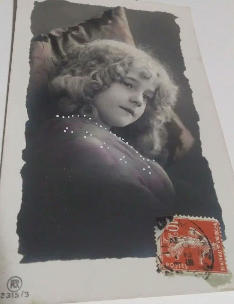 バラ売り可 アンティークポストカード/クッションにもたれる美しい少女