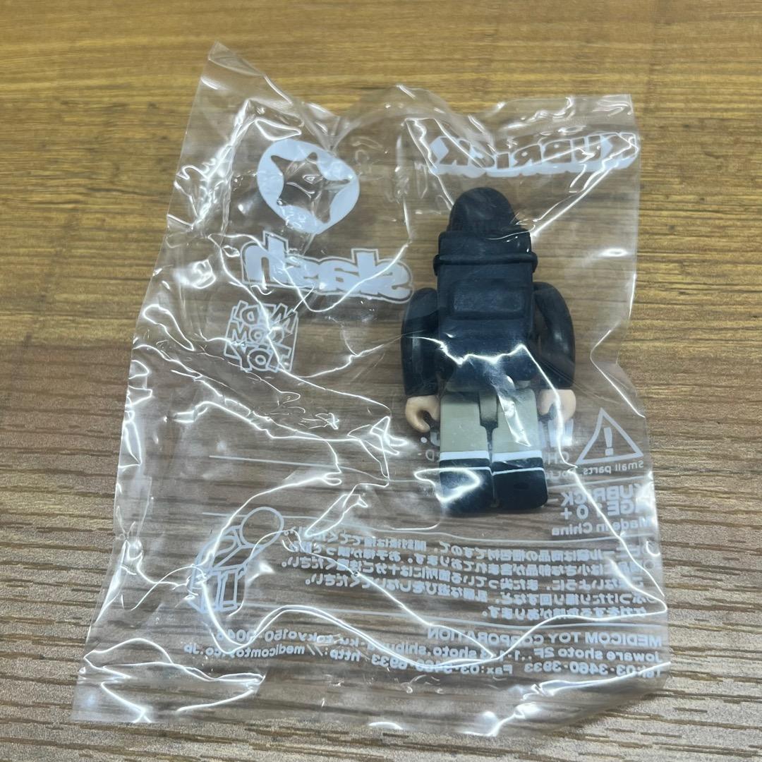 MEDICOMTOY KUBRICK slash 藤原ヒロシ BK/WH - メルカリ