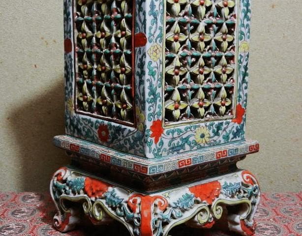 獅子蓋色絵透し彫り角型四脚香炉「大明萬曆年製」