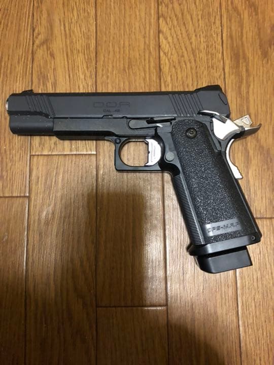 モデルガンと付属品込み