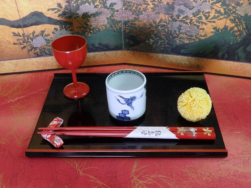 古伊万里　染付　鶴に亀甲紋の図　覗き　のぞき　猪口　E087AS-DBk 古伊万里 染付 鶴に亀甲紋の図 覗き のぞき 猪口 E087AS-DBk 古