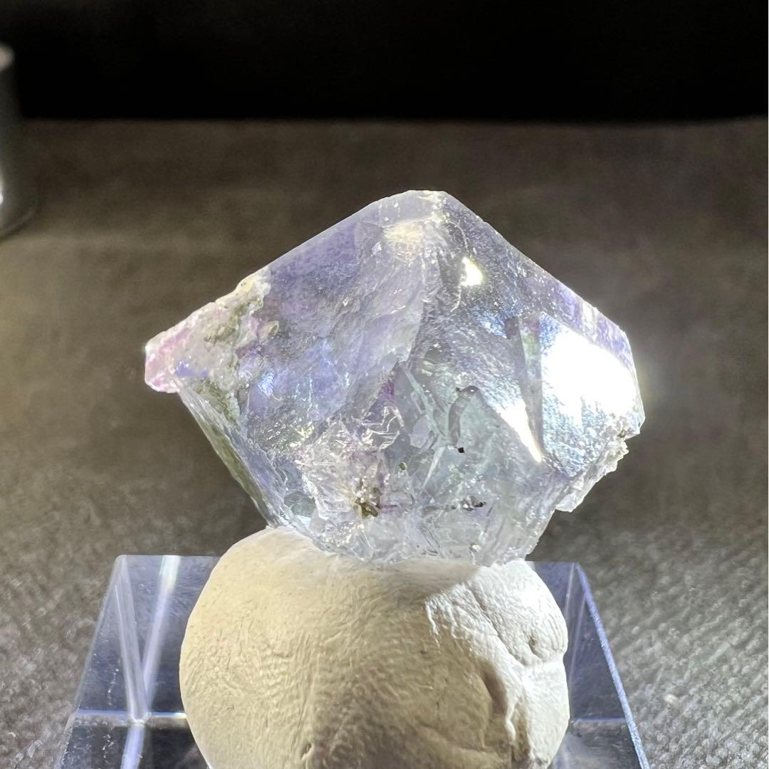 ヤオガンシャン産 パープル、ブルーゾーニングクォーツ共生クリア