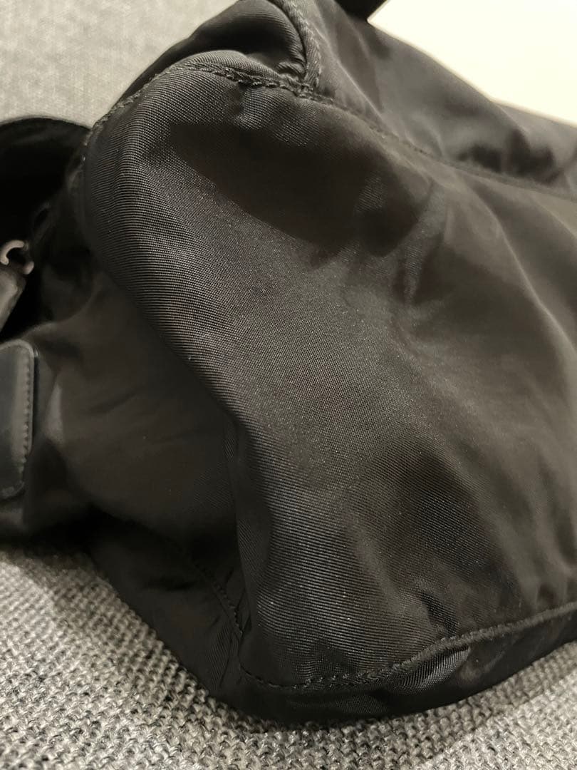 PRADA テスート ミニメッセンジャーバッグ 三角ロゴプレート NERO