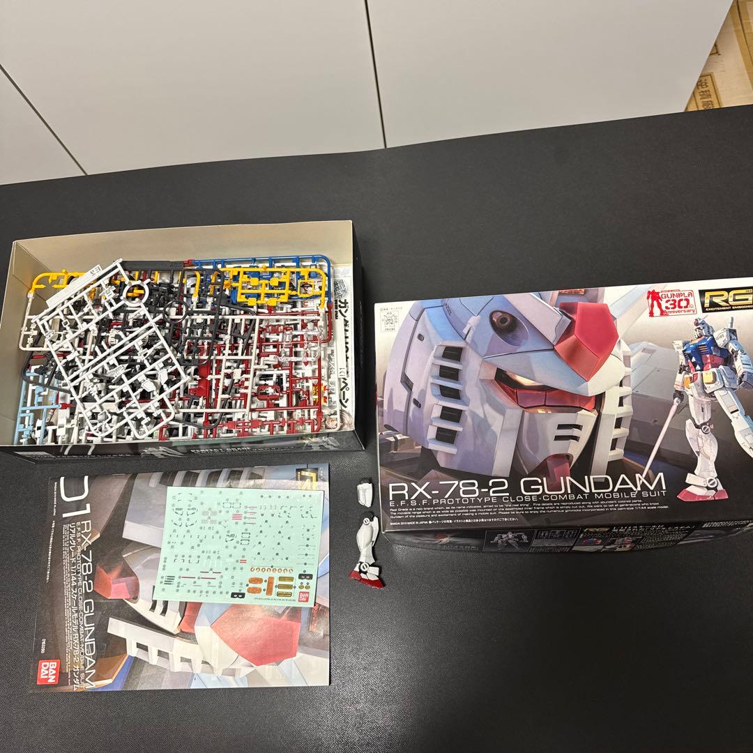 RG シャア専用ザク、シャア専用ズゴック、Ζガンダム、ガンダム（膝関節折れ）