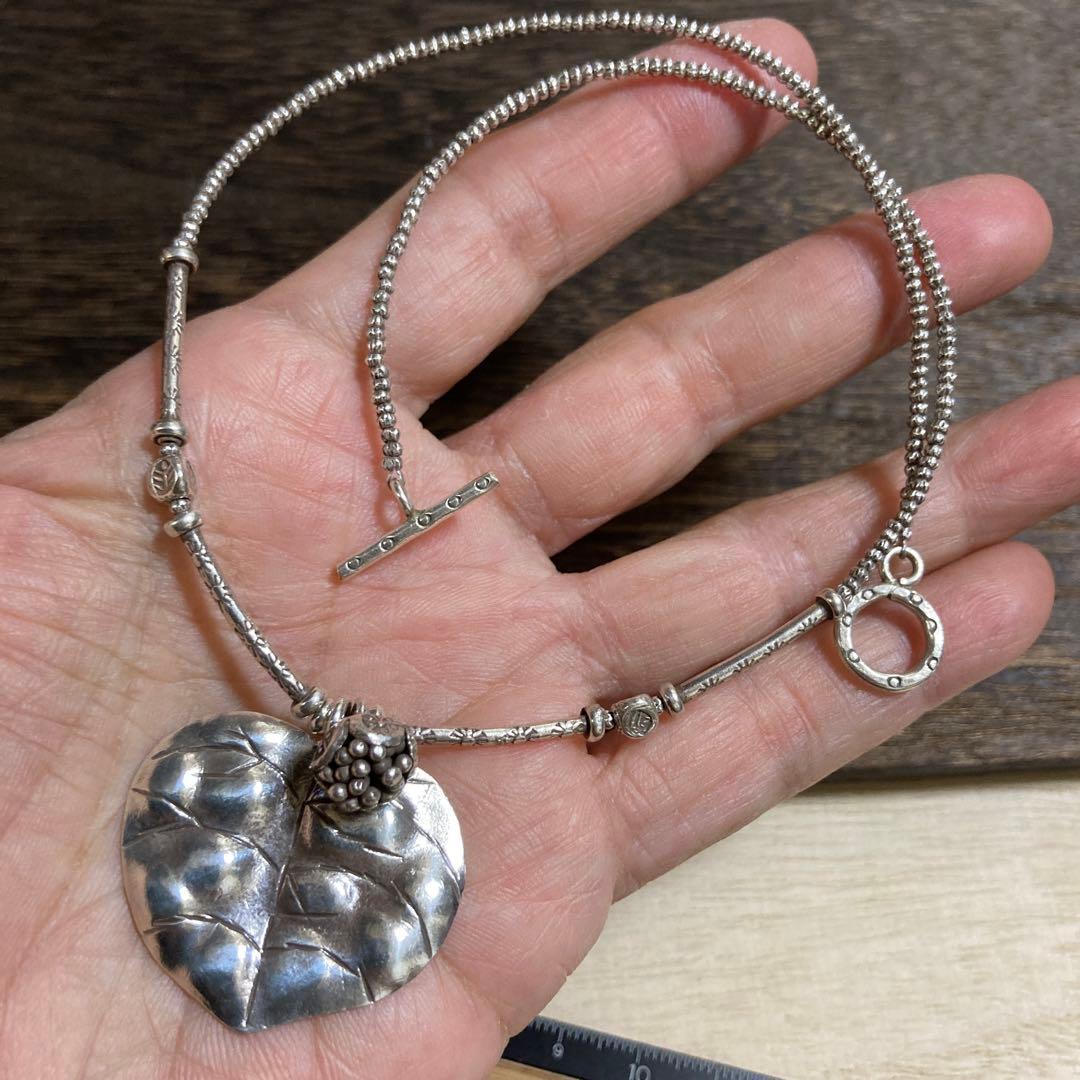 カレンシルバー、ボタニカルなデザインネックレス