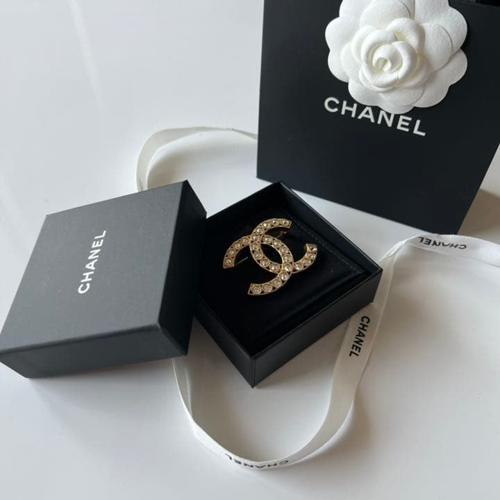 限定値下げ CHANEL 新作ブローチ - アクセサリーオンライン ストア