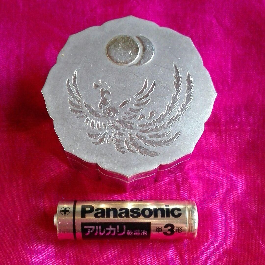 ボンボニエール。八稜鏡形香合型日月、鳳凰文。純銀徳力。菓子入。