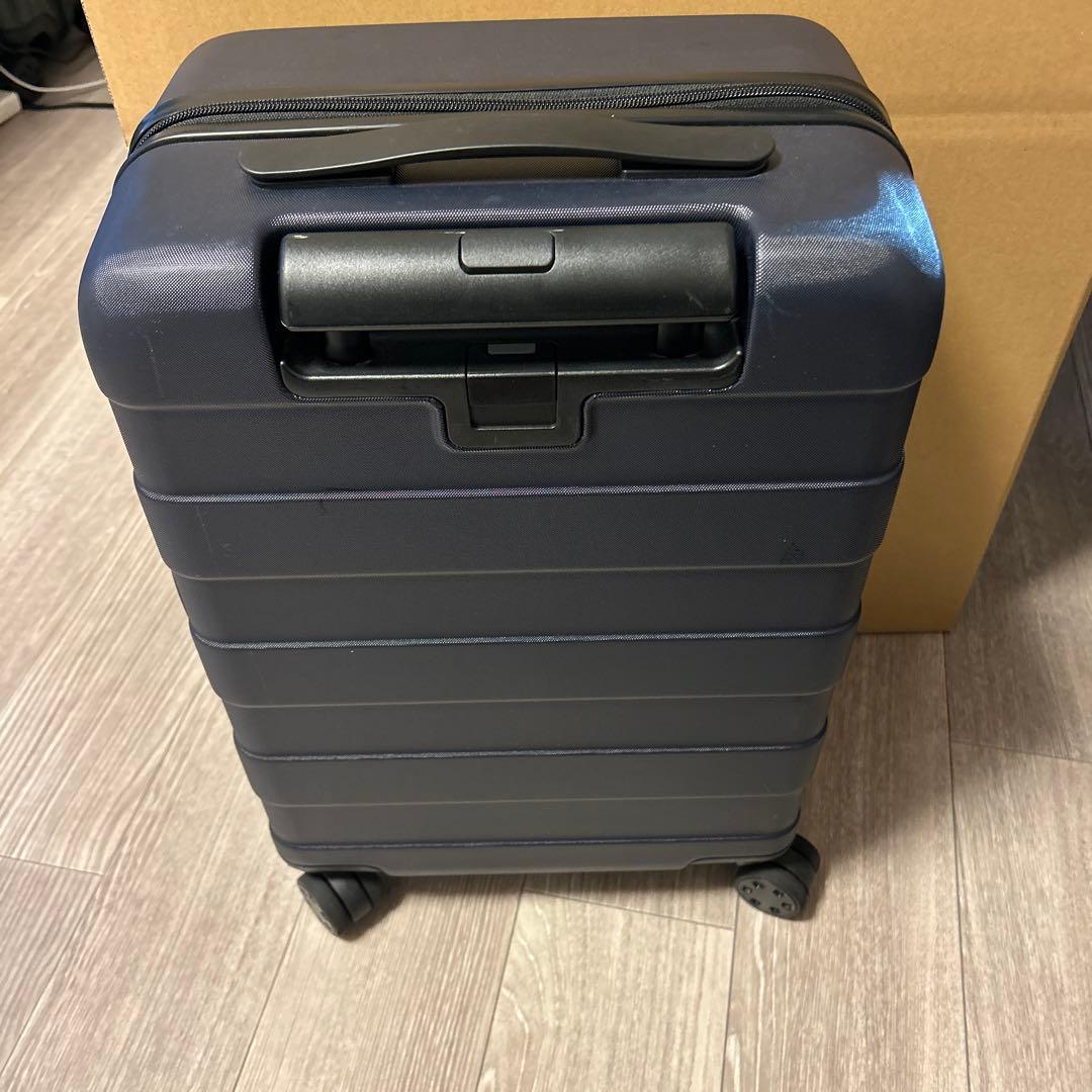 無印良品ネイビー ハードキャリーケース20ℓ バーを自由に調節できる