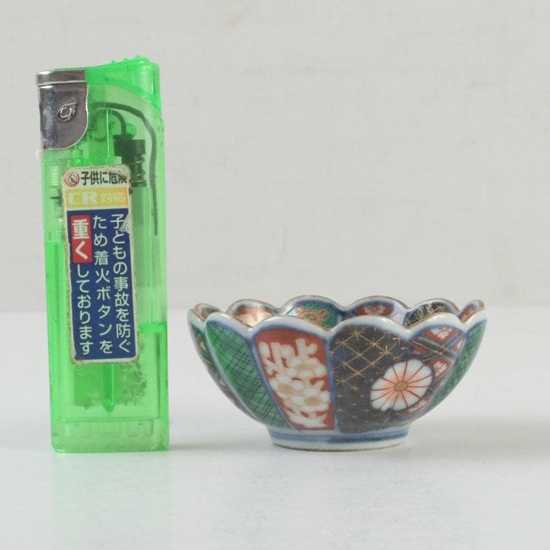 伊万里焼　奇玉宝鼎之珍　色絵金彩　花草文　輪花盃　時代箱付　V　9550