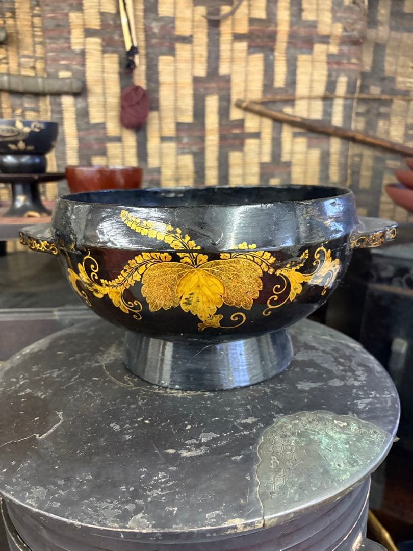 アイヌ　耳盥　キサラリパッチ　漆器　儀礼用具　イヨマンテ　蒔絵入り