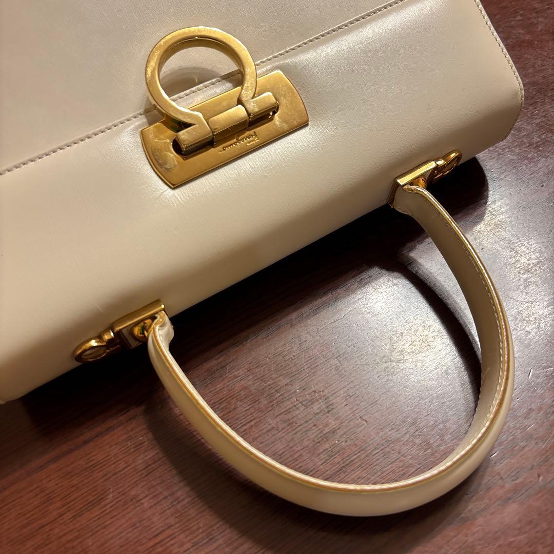 フェラガモ ガンチーニ トップハンドル 白　ショルダー付属