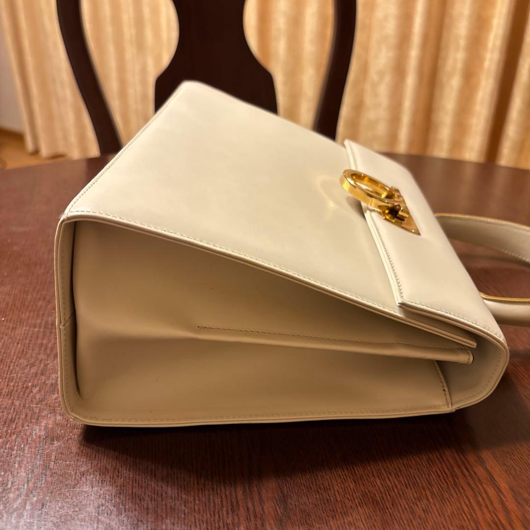 フェラガモ ガンチーニ トップハンドル 白　ショルダー付属