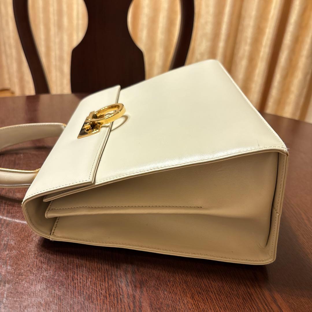 フェラガモ ガンチーニ トップハンドル 白　ショルダー付属