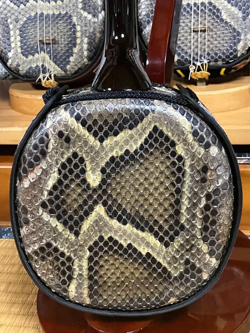 沖縄三線ワンランク上(上質黒檀)真壁型本皮一枚張りスンチ塗り期間限定