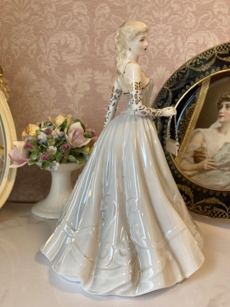 【限定品】ロイヤルウースター フィギュリン 陶器人形 パール シルバー ドレス