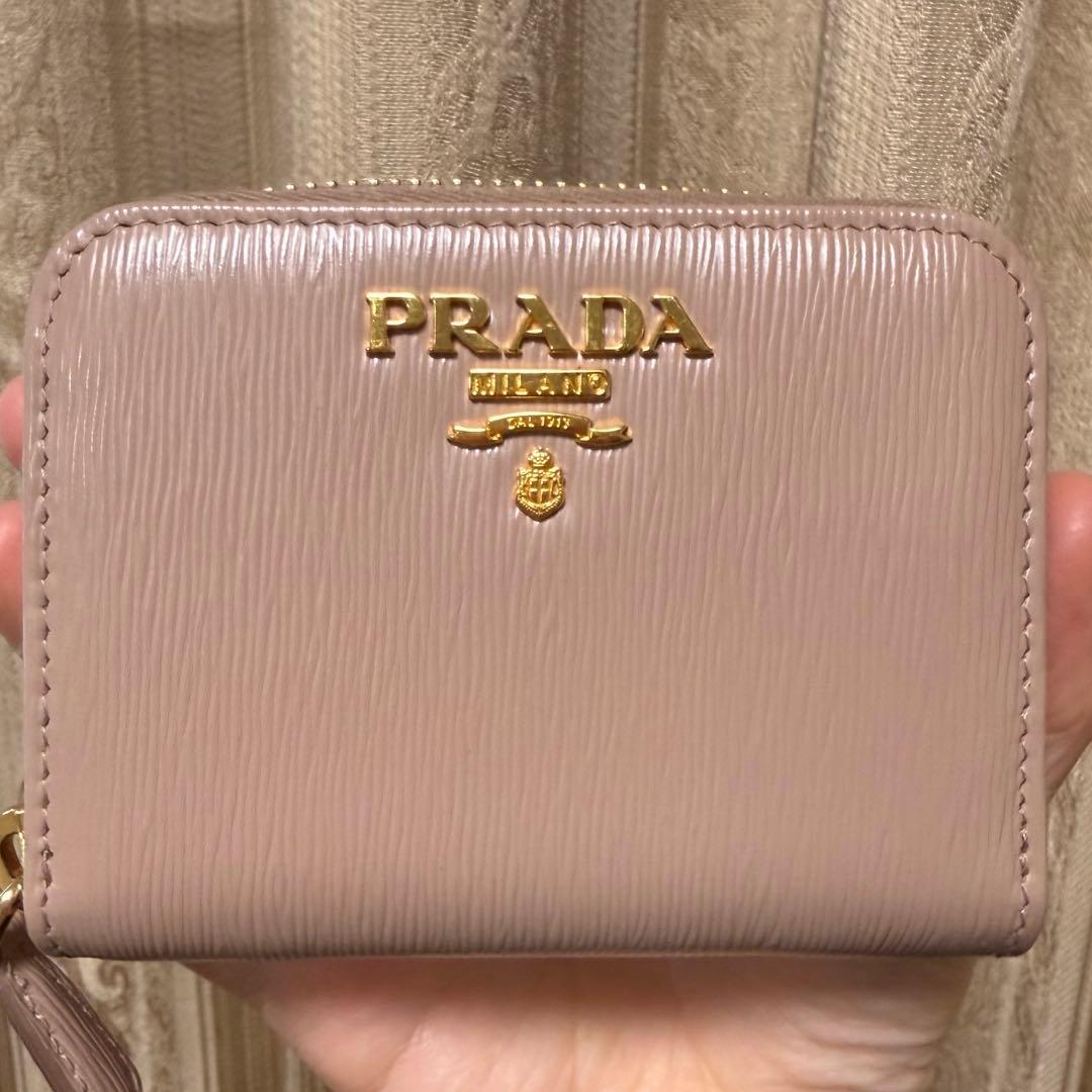 プラダ PRADA ケース　VITELLO MOVE LACCA 財布