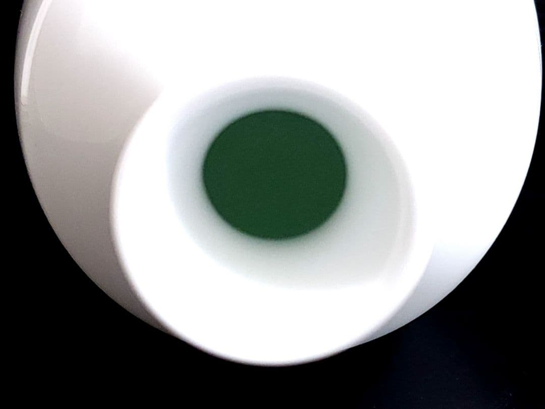 井上康徳　白磁辛夷彫文　小花瓶 高さ：約20.5㎝　共箱/陶歴