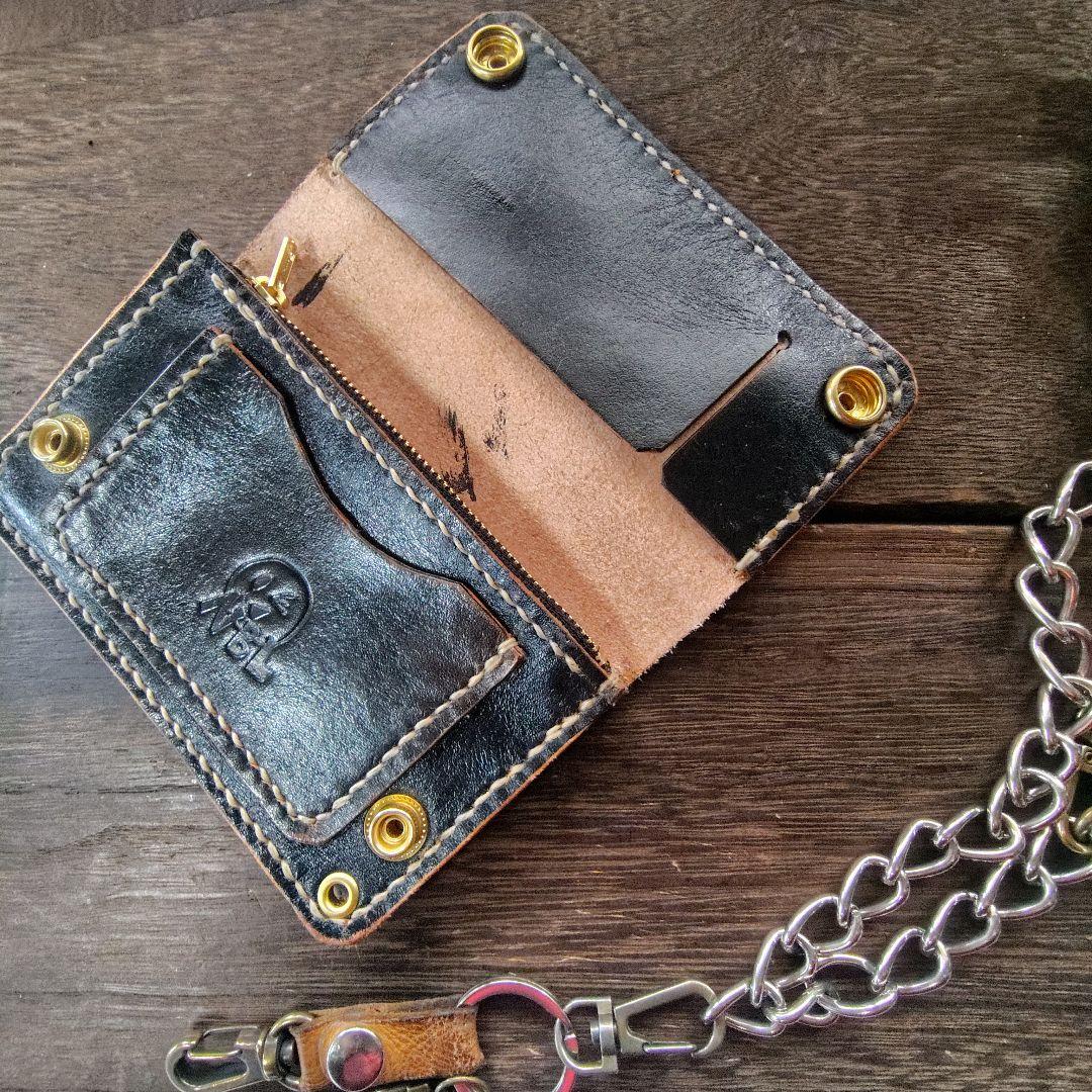 ミドルサイズ トラッカーウォレット　フレイムス カービング 手染め 黒