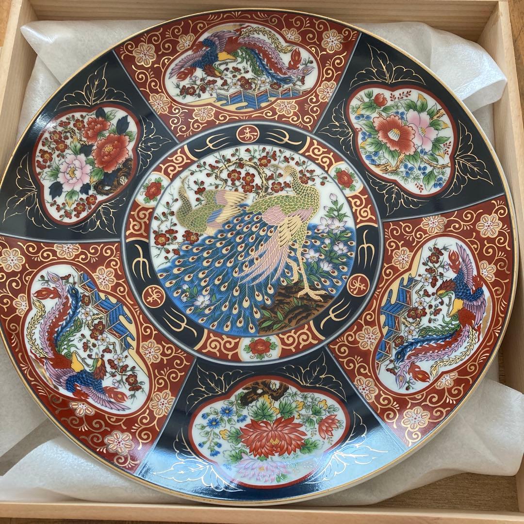 ラスト価格‼️大泉窯、伊万里錦、孔雀デザインの陶磁器皿 、桐乃木箱入り ラスト価格‼️大泉窯、伊万里錦、孔雀デザインの陶磁器皿 、桐乃木箱入り
