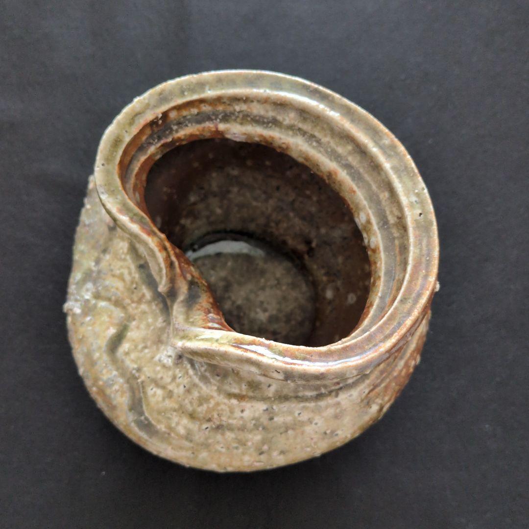 独特の曲線を持つ陶器