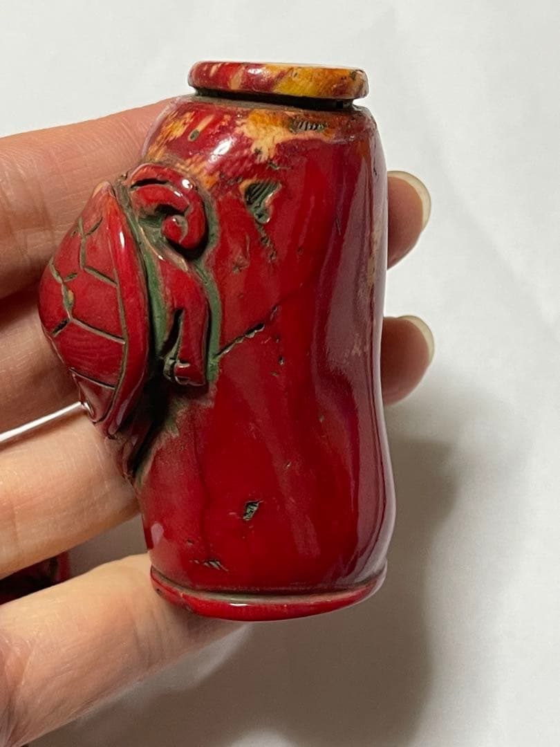 値下げ 赤い亀の彫刻 珊瑚風 鼻煙壺？ 山珊瑚？希少