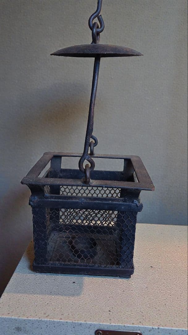 金属製　行燈　古道具　メッシュキャンドルホルダー　ロウソク キャンドルホルダー アンティーク 真鍮製 スタンド 燈台 ロウソク立て