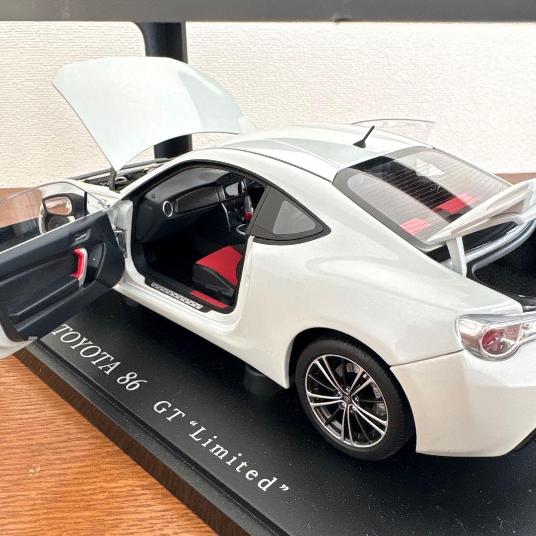 オートアート　トヨタ　TOYOTA 86 1/18 ミニカー　ホワイト
