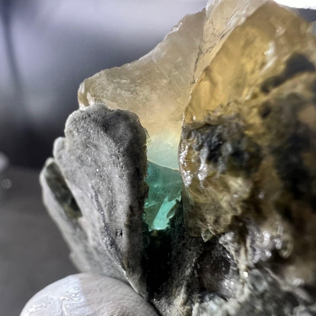 ヤオガンシャン産 カルサイト共生 ブルーグリーンフローライト 母岩