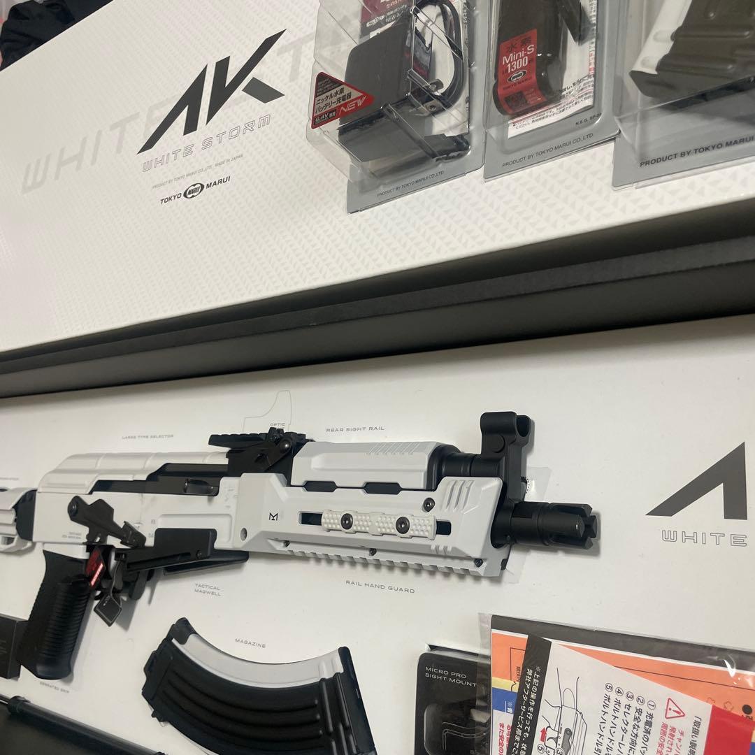 東京マルイ　次世代電動ガンAKホワイトストーム　マガジンバッテリーセット Amazon.co.jp: □フルセット□ 次世代電動ガン AKホワイトストーム