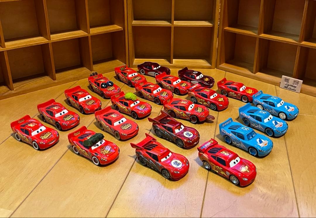 マテルカーズ ライトニング・マックィーン 21台と希少なガイドブック2