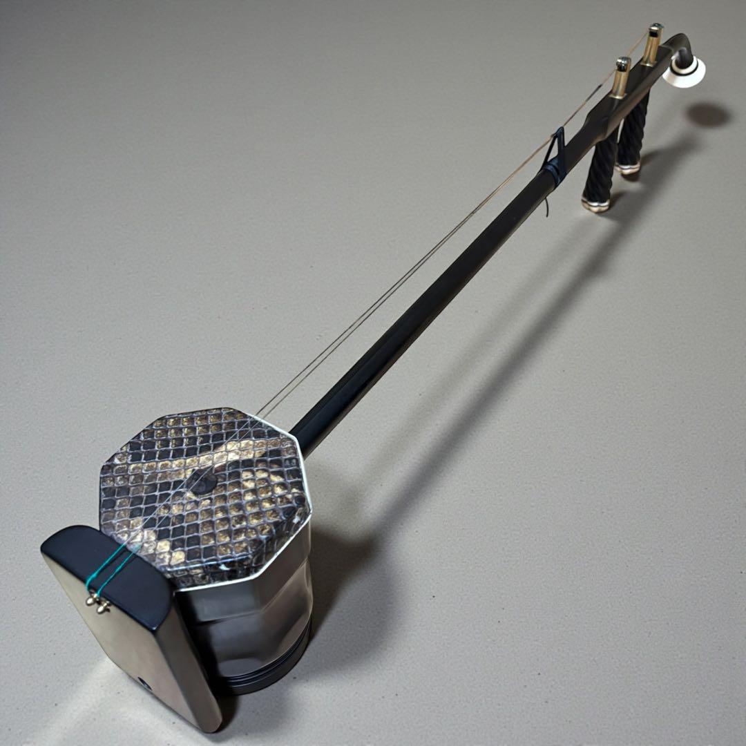 美品✨二胡 木製 蛇皮良好 琴筒内 印あり 弓・ケース（オマケ）付 中国