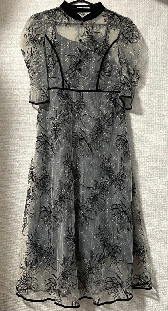 ⚠️のんちゃん⚠️LEJA パイピングプチハイネック花柄刺繍ラメワンピース