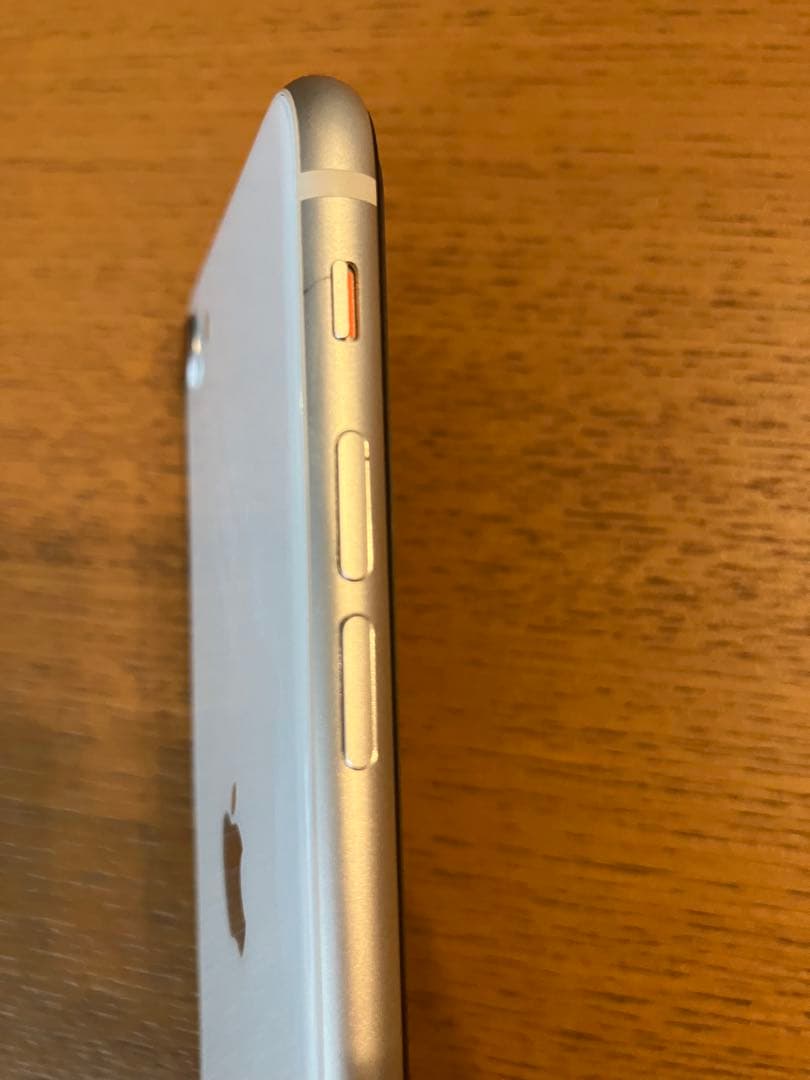 iPhone SE 第3世代 ホワイト ￼容量64G auモデル スマートフォン・携帯電話