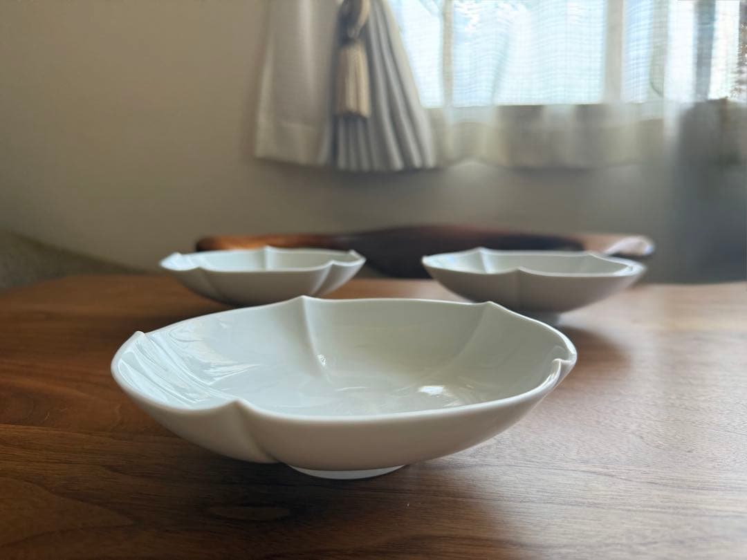 【井上萬二】有田焼　重要無形文化財　人間国宝　白磁花形銘々皿　青白磁　三客